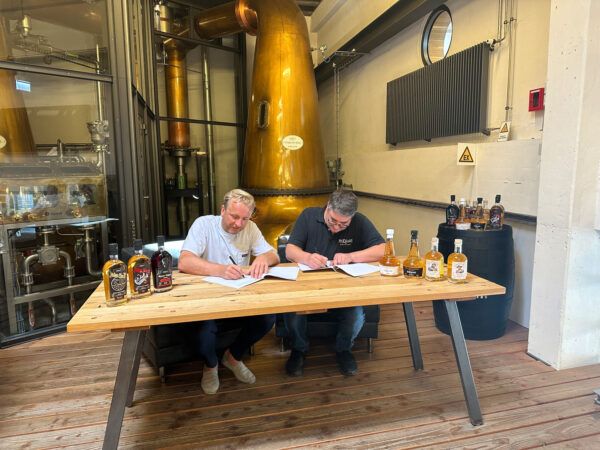 Benjamin Trommler, Managing Director of OTHER GUYS GmbH and Philipp Trützler, Managing Director of St. Kilian Distillers GmbH at the signing of the contract.